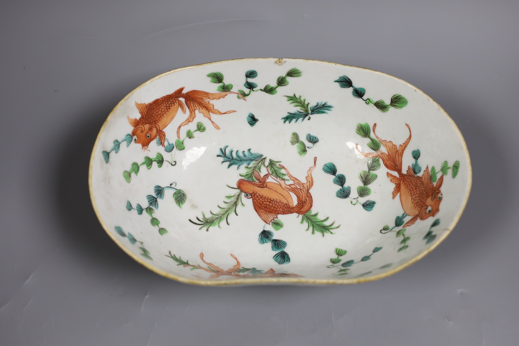 A 19th century Chinese famille rose ‘goldfish’ oval dish, 26.5 cms wide